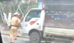 Thực hư clip lái xe tải cố tình tăng ga ép 2 CSGT phải chạy lùi