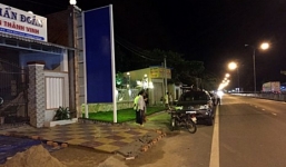 Tấp xe vào lề đường nghe điện thoại, bị kẻ lạ mặt dùng dao đâm tử vong