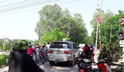 Để lại xe tay ga cùng mẩu giấy, cô gái trẻ nhảy sông tự tử