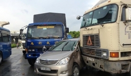 Tin TNGT mới nhất ngày 23/5: Ô tô bẹp dúm kẹp giữa xe tải và xe đầu kéo