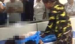 Bố mẹ khóc ngất bên thi thể con trai 4 tuổi bị nhà trường bỏ quên trong ô tô suốt 9 tiếng