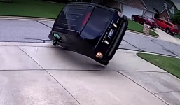 Lùi ô tô như phim hành động, Range Rover tan nát trong 3 giây