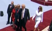 Phản ứng kỳ lạ của Đệ nhất phu nhân Mỹ khi Trump muốn nắm tay