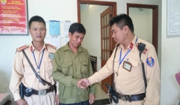 Buồn chuyện con cái, người phụ nữ 60 tuổi thuê xe ôm lên cầu tự tử