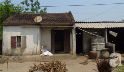 Số phận đắng cay của người phụ nữ chấp nhận kiếp chồng chung, một mình nuôi 4 mảnh đời bất hạnh