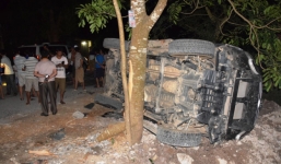 'Xế hộp' Fortuner không biển số đâm vào gốc cây, 5 người nhập viện