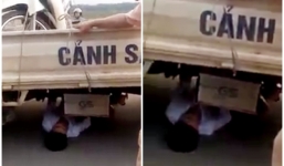 Vĩnh Phúc: Bị lập biên bản vi phạm giao thông, nam thanh niên 21 tuổi chui vào gầm xe CSGT 'ăn vạ'