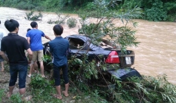 Phú Thọ: Lũ lớn cuốn trôi ô tô cả cây số, một cán bộ tử vong