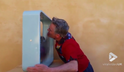 'Dị nhân' dùng đầu lưỡi để dừng chiếc quạt kim loại đang quay tít