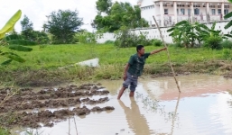 Rủ nhau đi tắm mưa, 2 chị em trượt xuống hố nước sâu tử nạn