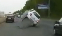 Ôtô vướng nắp cống bật tung như trúng mìn