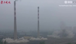 2 ống khói nhà máy nhiệt điện đổ sập trong vài giây ở Trung Quốc