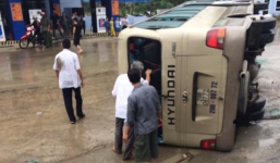 Tin tai nạn giao thông mới nhất ngày 25/5: Xe du lịch bị lật, hơn 10 người thoát chết