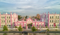 Trường mầm non đồ sộ như toà lâu đài khiến dân mạng xôn xao