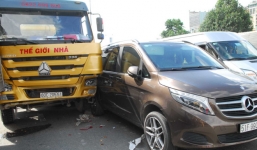 Dừng xe chờ đèn đỏ, 6 ô tô tông nhau liên hoàn tại dốc cầu