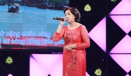 Trấn Thành trích tiền riêng tặng bà nội 62 tuổi chạy xe ôm nuôi 3 cháu