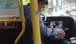 Bức ảnh hai cha con tài xế xe buýt khiến nhiều người cảm động