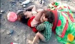 Đau xót hình ảnh bé 17 tháng tuổi bú sữa từ thi thể mẹ