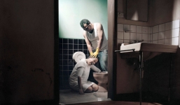 Thảm cảnh của những người đồng tính bên trong các trung tâm 'chữa bệnh bê đê'