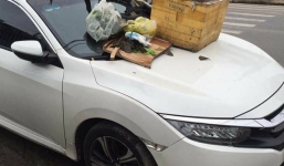 Honda Civic 2017 bị biến thành xe rác vì đỗ chắn ngõ