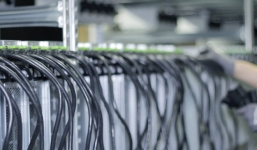 Cận cảnh nơi con người đang đào thứ có giá cao hơn cả vàng