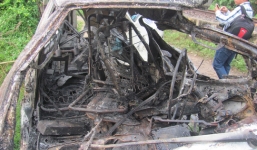 Xe hoán cải dùng 2 biển số bốc cháy sau cú va chạm với tàu lửa