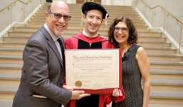 Ông chủ Facebook nhận bằng tốt nghiệp sau 12 năm bỏ học