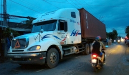 'Hung thần' container vượt đèn đỏ, ép xe cảnh sát trên đường bỏ chạy