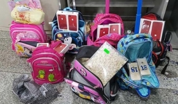 10 học sinh tiểu học bị lừa buôn lậu hàng trăm điện thoại đắt tiền