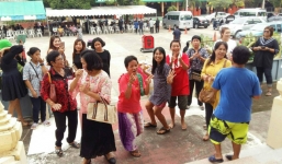 Chồng chết vì ung thư, vợ rủ hội chị em bạn dì đến 'quẩy' tưng bừng trong tang lễ và sự thật phía sau