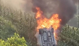 Ô tô 7 chỗ lao xuống vực, bốc cháy ngùn ngụt trên đường từ SaPa về