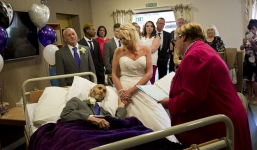 Người đàn ông đang hấp hối với ước mơ dang dở, những người lạ và nhân viên bệnh viện đã làm một chuyện không tưởng…