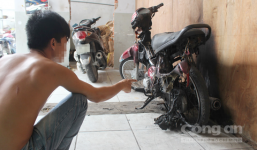 13 giang hồ mang hung khí, ném xăng đốt xe máy của chủ vựa dừa