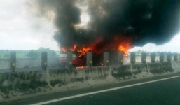 Xe khách 50 chỗ bốc cháy trên cao tốc Trung Lương