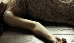 Phát hiện người phụ nữ chết bất thường ngay trước cửa nhà