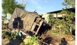 Tin TNGT mới nhất ngày 30/5: Xe sơmi rơmoóc  đâm sập 3 ngôi nhà, 1 người tử vong