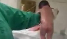 Khoảnh khắc bé gái biết đi chỉ vài phút sau khi chào đời