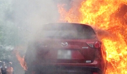 Đỗ cạnh đống rác còn âm ỉ, 'xế hộp' tiền tỷ thành đống sắt vụn