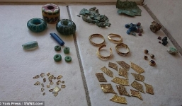 Đào đất trong vườn phát hiện bộ trang sức 1400 năm tuổi