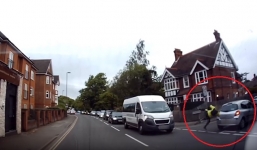 Xe đạp húc thẳng ô tô, lái xe ngã quật xuống đường gây tranh cãi