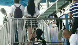 Gã biến thái quay lén dưới váy nữ sinh, mặc đám đông la ó