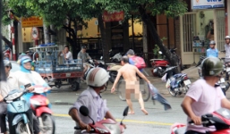 Người đàn ông say xỉn không mảnh vải che thân gây náo loạn đường phố 