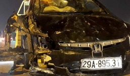 'Xế hộp' vò nát nhiều xe máy, ủi gãy cột điện rồi lật ngửa