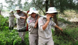 Phát hiện 2 quả đạn pháo dưới ao cá