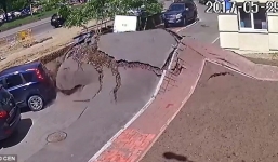 Khoảnh khắc mặt đường bất ngờ nổ tung, đất đá văng tung toé