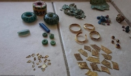 Đào đất trong vườn nhà, bất ngờ tìm thấy trang sức cổ 1.400 năm tuổi