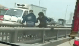 Hành động liều lĩnh của hai người phụ nữ khiến người xem rợn tóc gáy