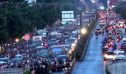 TPHCM: Va chạm trên cầu vượt, xe cộ kẹt cứng 2 giờ liền