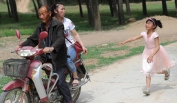 Tết thiếu nhi 1/6: Không muốn xa mẹ, bé gái chạy theo xe 2km sau cuộc đoàn tụ chớp nhoáng