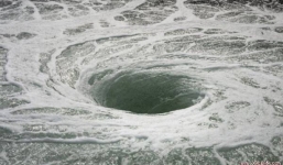 Xoáy nước khổng lồ như 'phim tận thế' xuất hiện bên đảo nghỉ dưỡng 